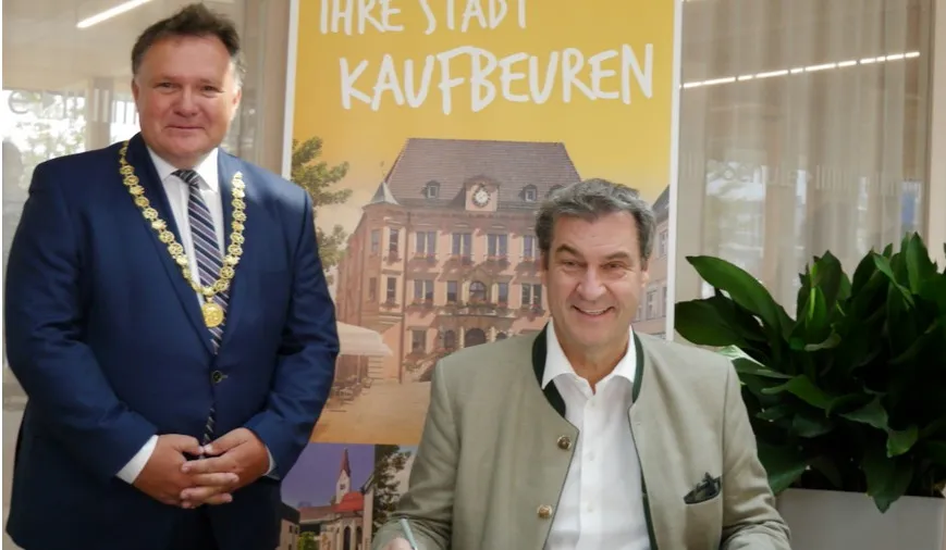 Nach Kabinettssitzung in Kaufbeuren – Söder und Kabinettsmitglieder tragen sich in Goldenes Buch ein