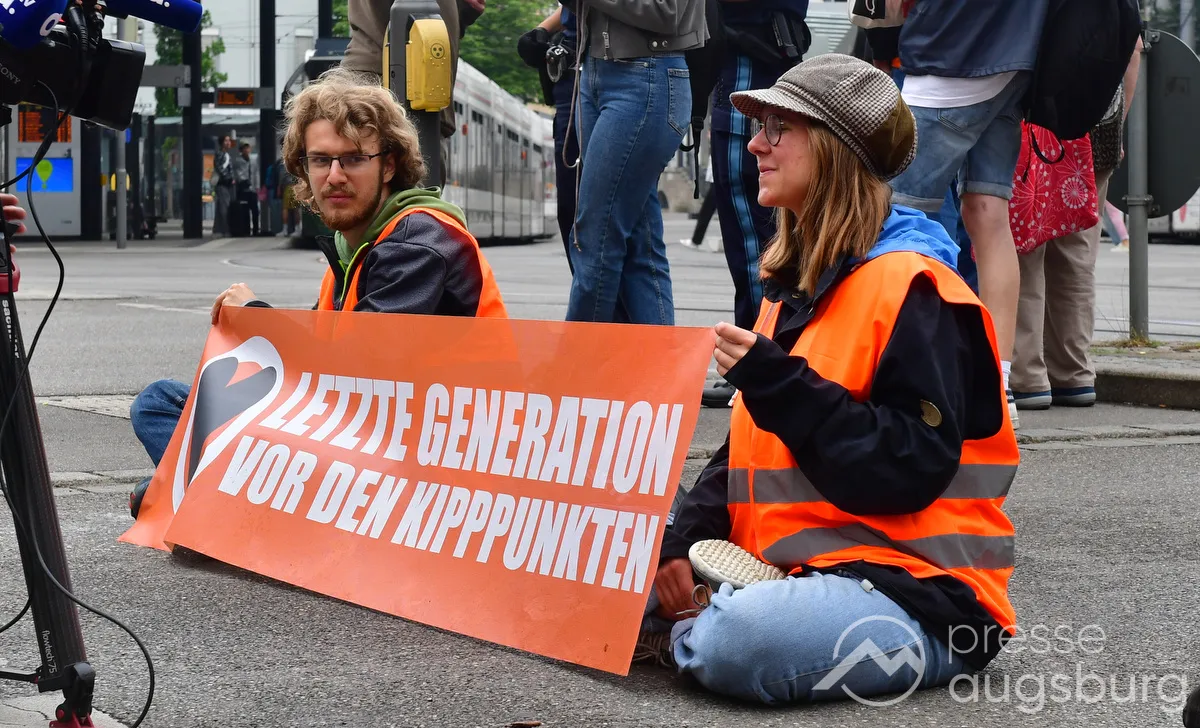 “Letzte Generation” trifft auch in Augsburg mit “Klimakleber-Aktion” auf wenig Gegenliebe