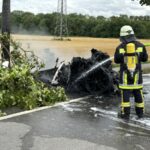 Kreis Neuburg-Schrobenhausen | E-Auto prallt bei Bergheim gegen Baum und geht in Flammen auf – Ersthelfer retten Fahrer
