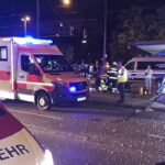 München | Auto schleudert in Gruppe Jugendlicher – 18-Jähriger kommt an Tramhaltestelle ums Leben