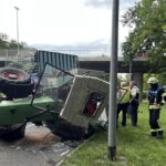 Kempten | Traktorgespann kippt um – Drei Personen bei Unfall schwer verletzt