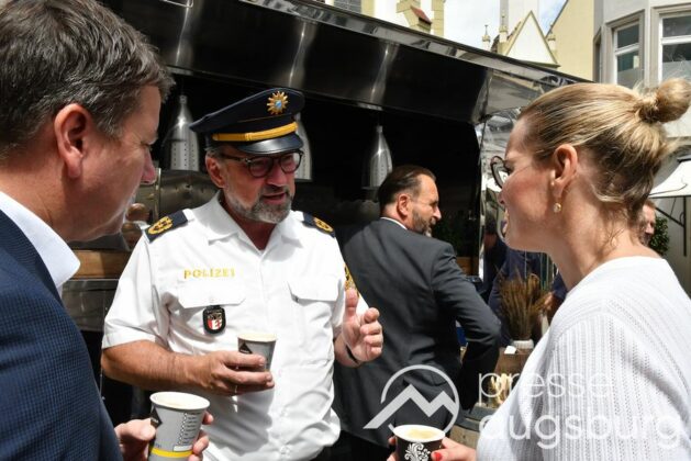 Lob und Kaffee zum 15-jährigen Jubiläum des Polizeipräsidiums Schwaben Nord 51 Lob Und Kaffee Zum 15-Jährigen Jubiläum Des Polizeipräsidiums Schwaben Nord