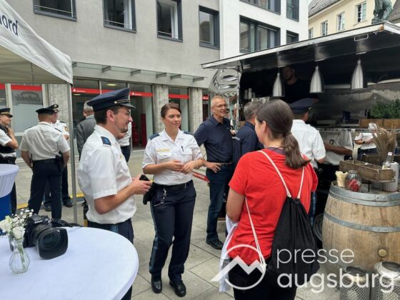 Lob und Kaffee zum 15-jährigen Jubiläum des Polizeipräsidiums Schwaben Nord 45 Lob Und Kaffee Zum 15-Jährigen Jubiläum Des Polizeipräsidiums Schwaben Nord