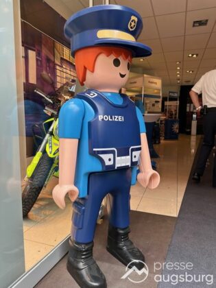 Lob und Kaffee zum 15-jährigen Jubiläum des Polizeipräsidiums Schwaben Nord 38 Lob Und Kaffee Zum 15-Jährigen Jubiläum Des Polizeipräsidiums Schwaben Nord