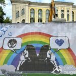 Viel Witz und Phantasie | Schülerinnen gestalten Bauzaun am Maria-Theresia-Gymnasium Augsburg selbst