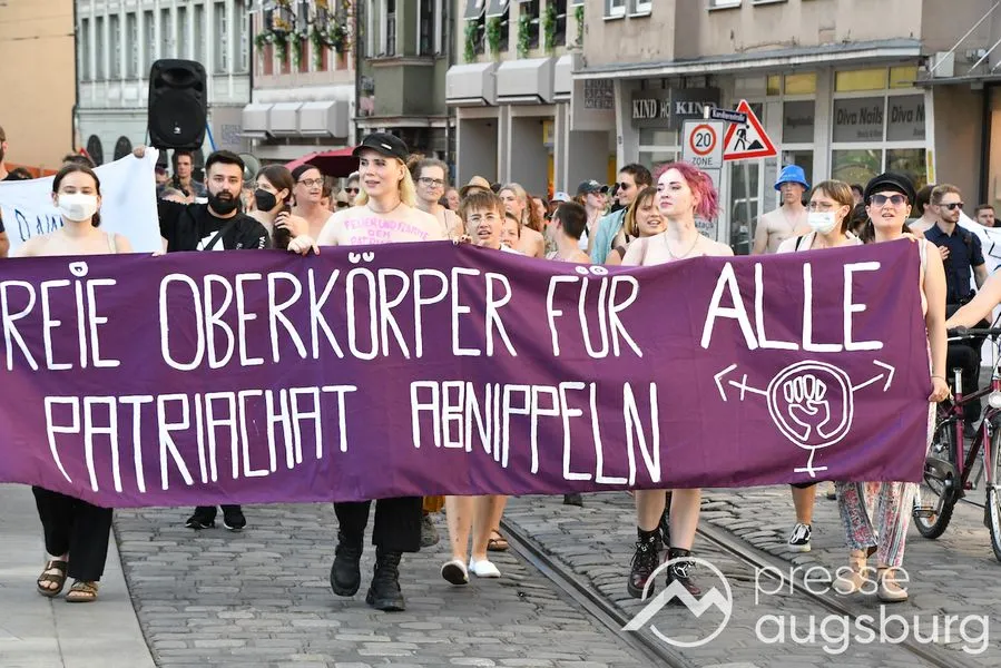 “Just Tits” | Oben-Ohne-Demo in Augsburg gegen das Patriarchat