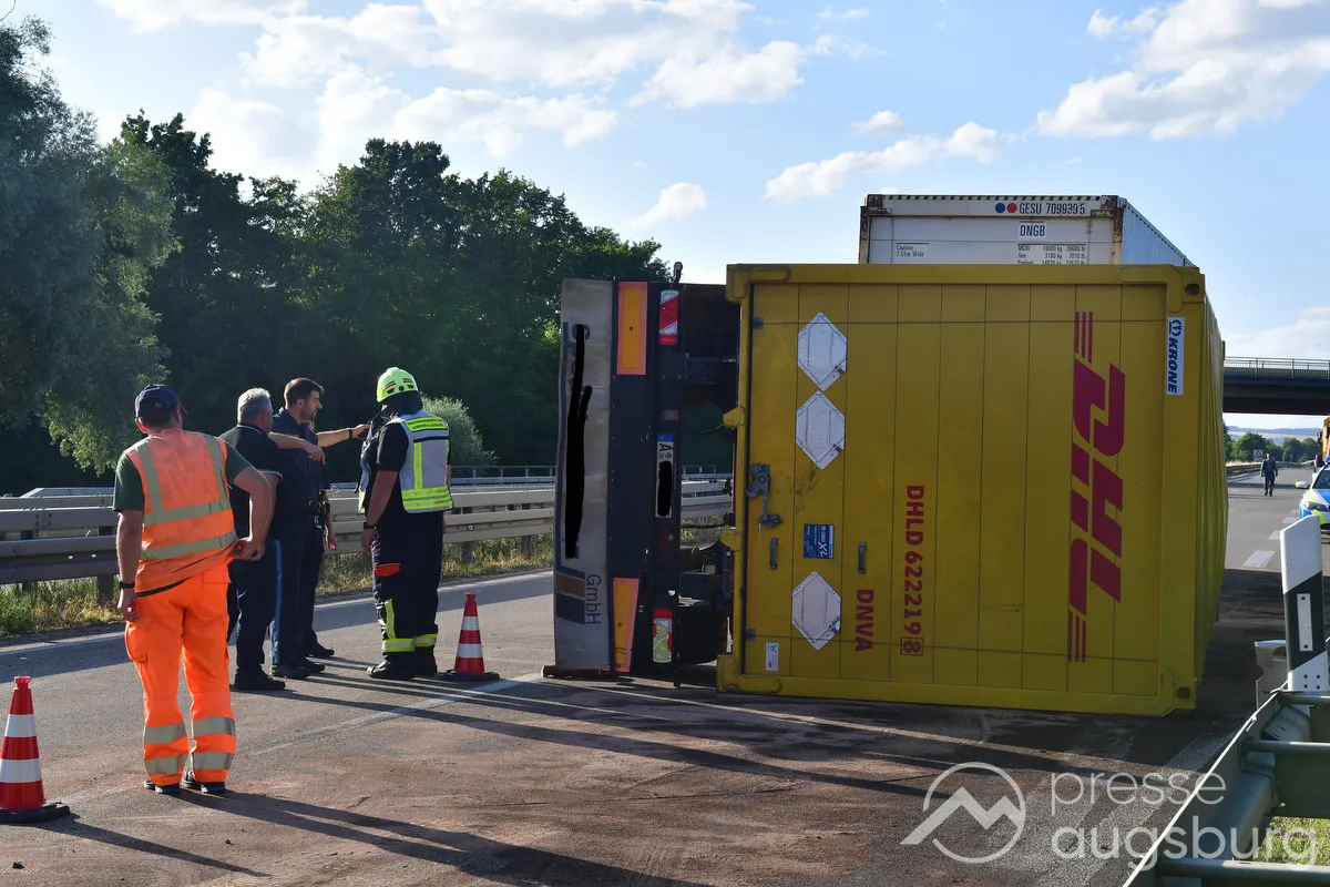 Zwischen Nordendorf und Mertingen | LKW-Unfall auf der B2 sorgt für Behinderungen im Feierabendverkehr