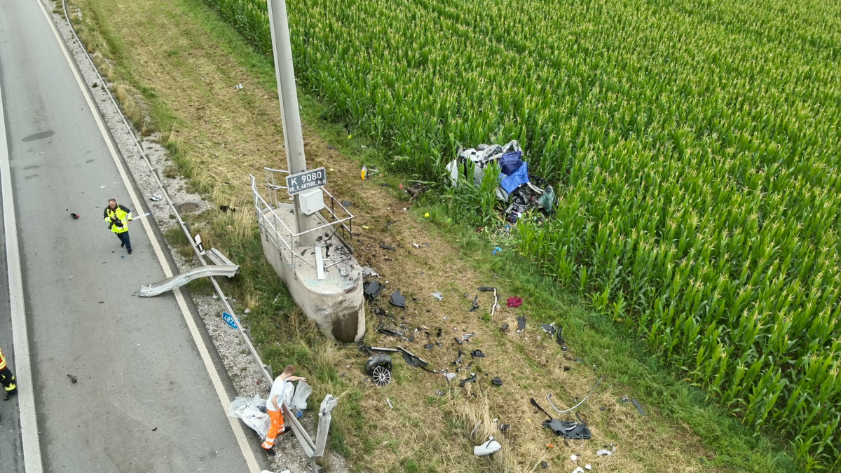 Horrorunfall mit Todesfolge auf A9 bei Schweitenkirchen | Mercedes gleicht nur noch einem Blechknäul