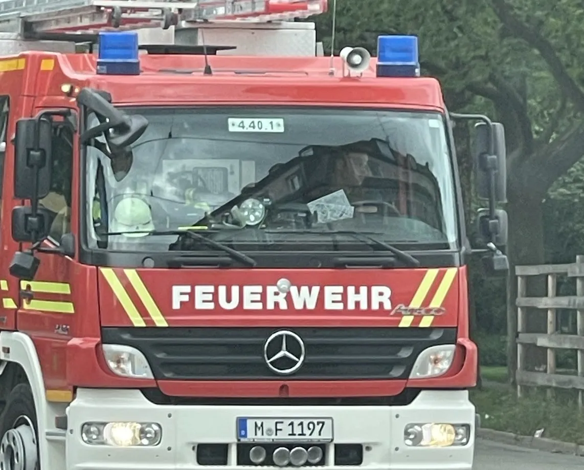 Feuerwehr München rettet 2-jähriges Kind aus der Isar – Einsatz an der Corneliusbrücke