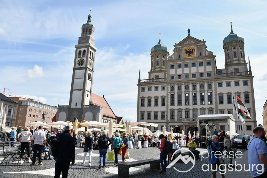 Galerie | Augsburg feiert das Hohe Friedensfest mit der Friedenstafel auf dem Rathausplatz