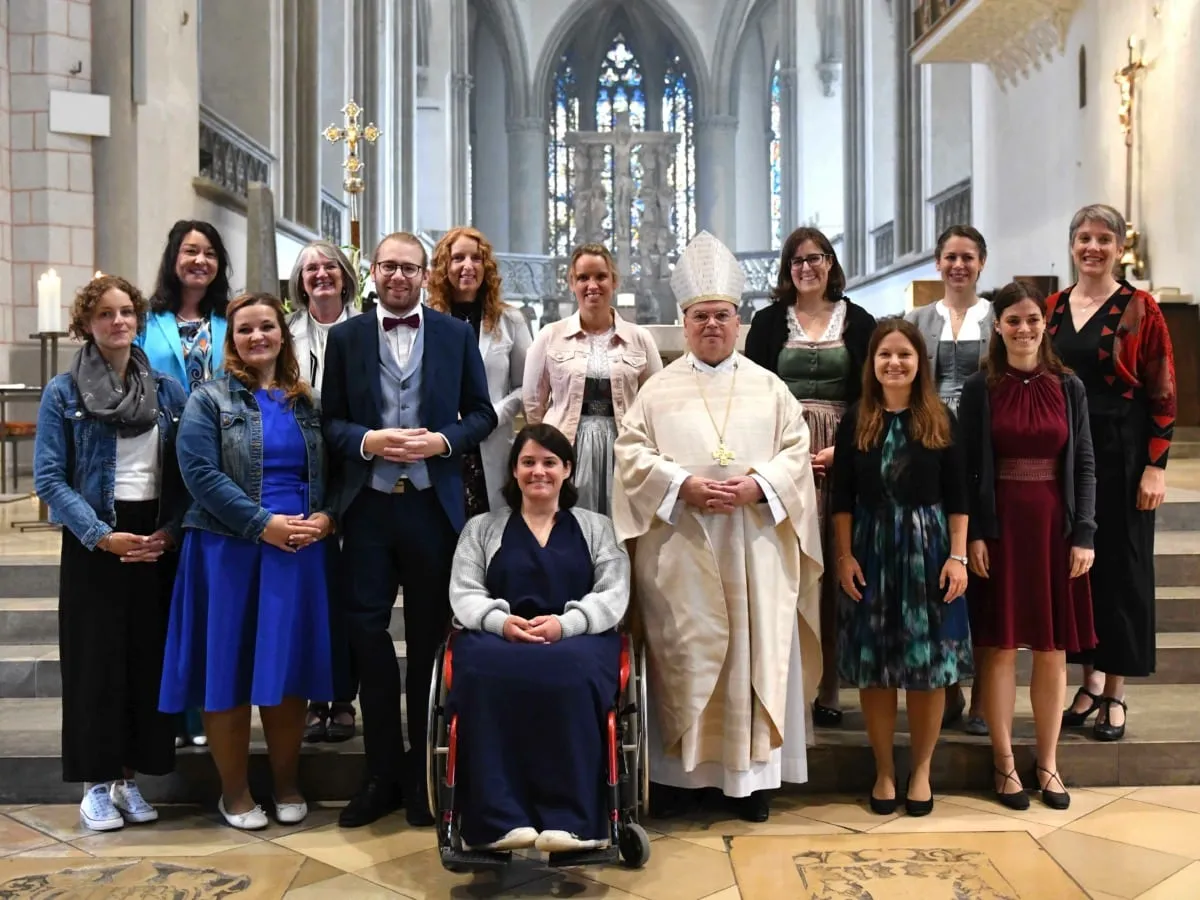 Augsburger Bischof sendet Menschen in den Kirchendienst aus