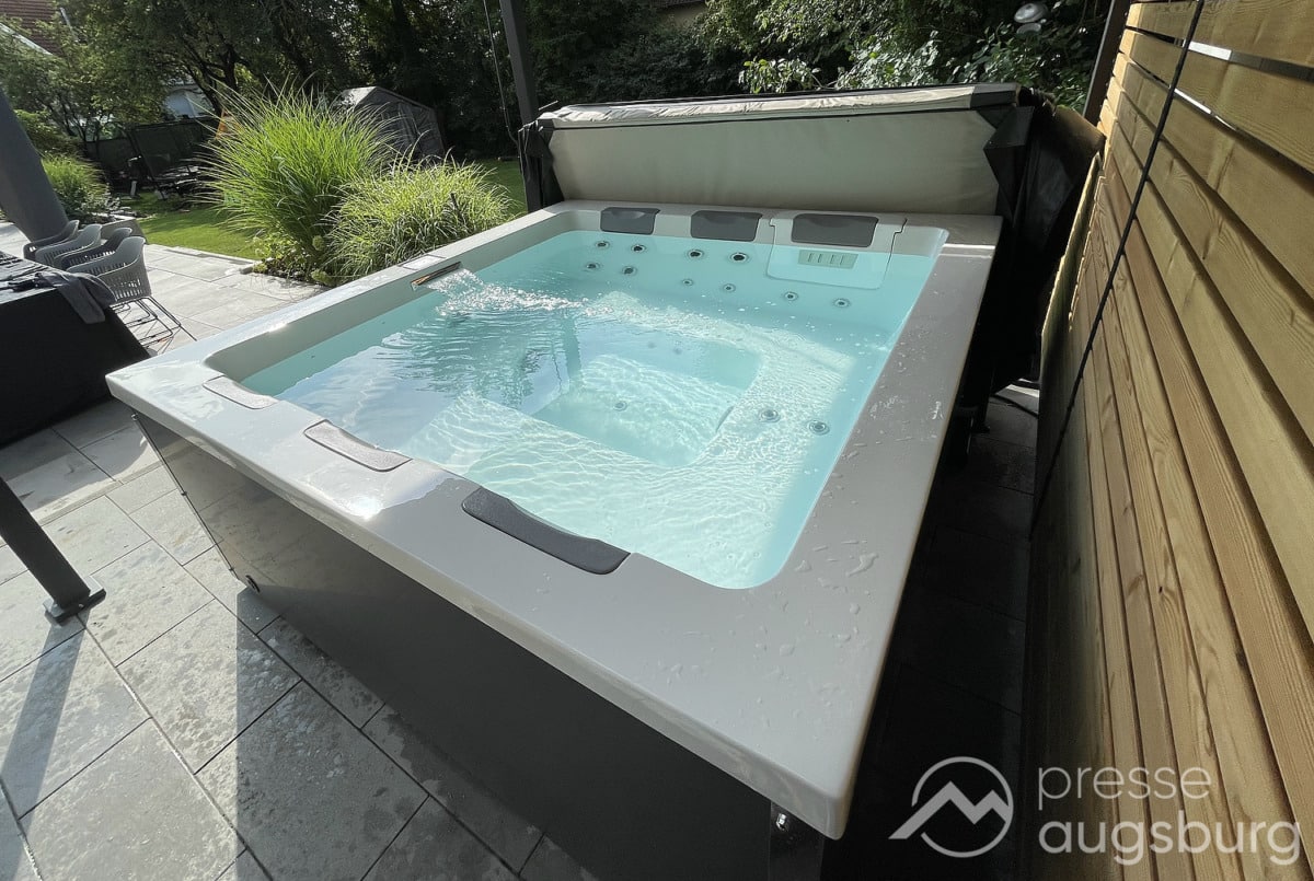 Der Outdoor Whirlpool Infinitas The Grand von Spa Natural im Test