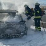 Auto brennt auf der A96 bei Germering aus