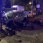 München | 22-Jähriger verliert Kontrolle über Fahrzeug und kommt auf geparktem Auto zum Liegen