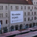 “Antisemitismus hat in Augsburg keinen Platz“ – Stadt platziert ein „Nie wieder ist jetzt“-Banner am Verwaltungsgebäude