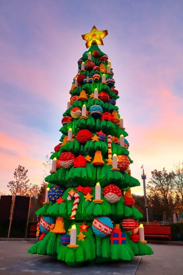 10 Meter hoher LEGO® DUPLO Weihnachtsbaum für das WinterWonder LEGOLAND in Günzburg aufgebaut