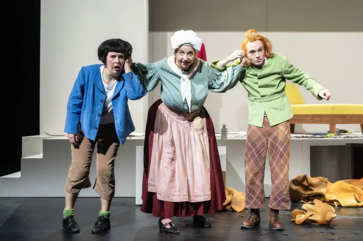 “Chicken-Nuggets sind gesund” | Publikum ist von “Max und Moritz”-Inszenierung im Staatstheater Augsburg begeistert