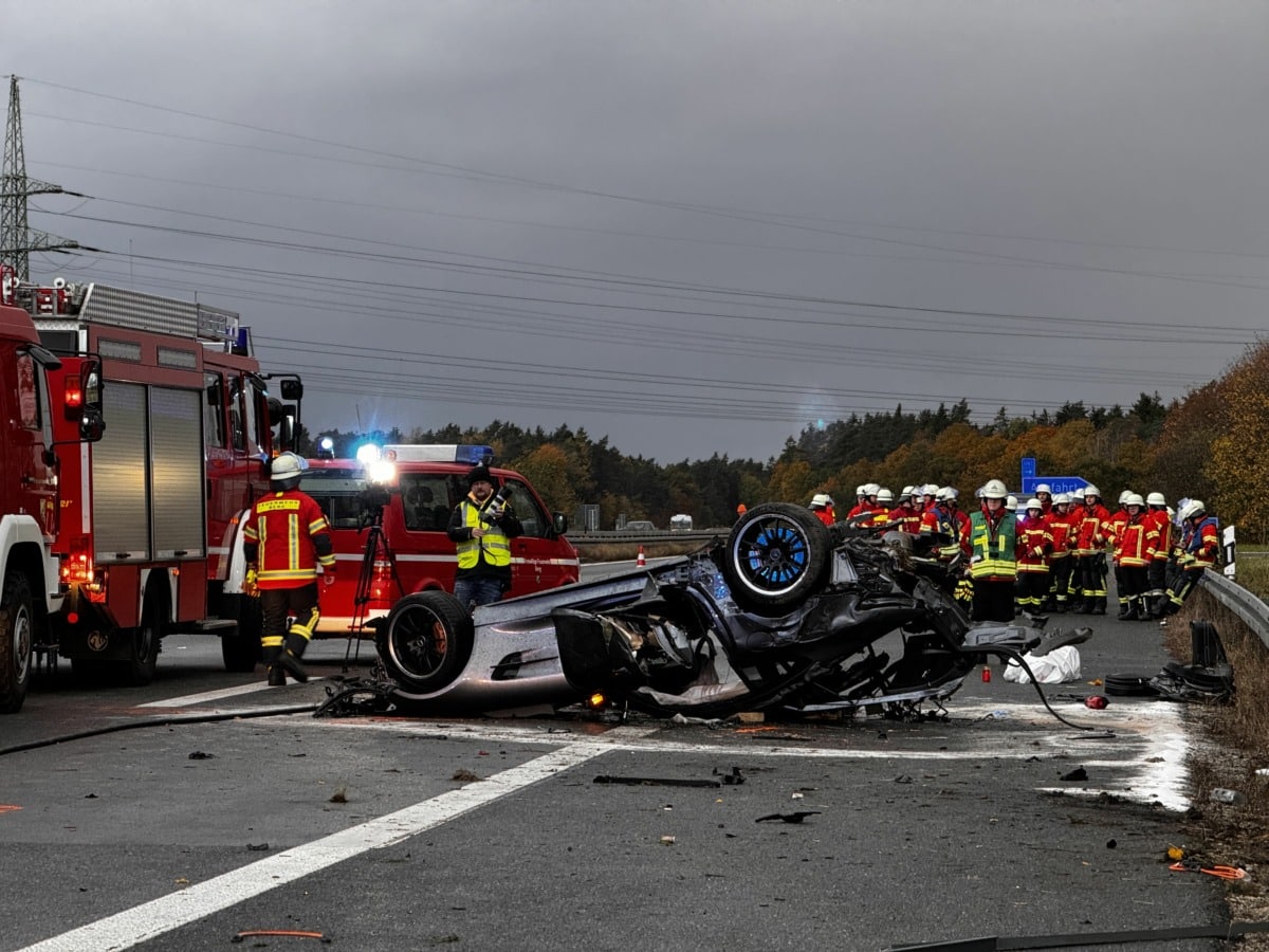 Tödlicher Unfall auf A3 bei Altdorf | 59-Jähriger verunglückt mit Supersportwagen