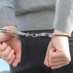 Polizist wird in Ochsenfurt angegriffen und schwer verletzt – Flüchtender Angreifer wird durch Schuss aus Polizeiwaffe gestoppt