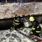 München | PKW kippt in Bach – Feuerwehr befreit Fahrer aus Notlage