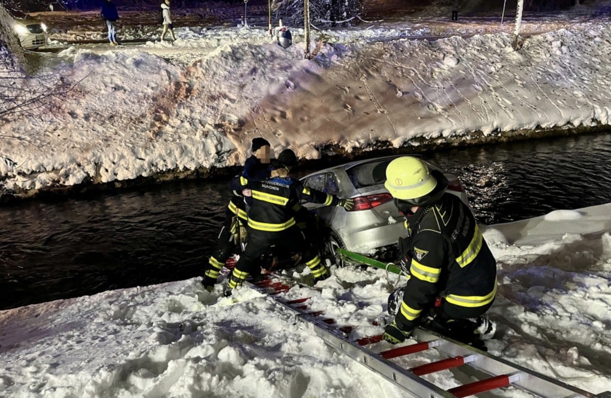 München | PKW kippt in Bach – Feuerwehr befreit Fahrer aus Notlage