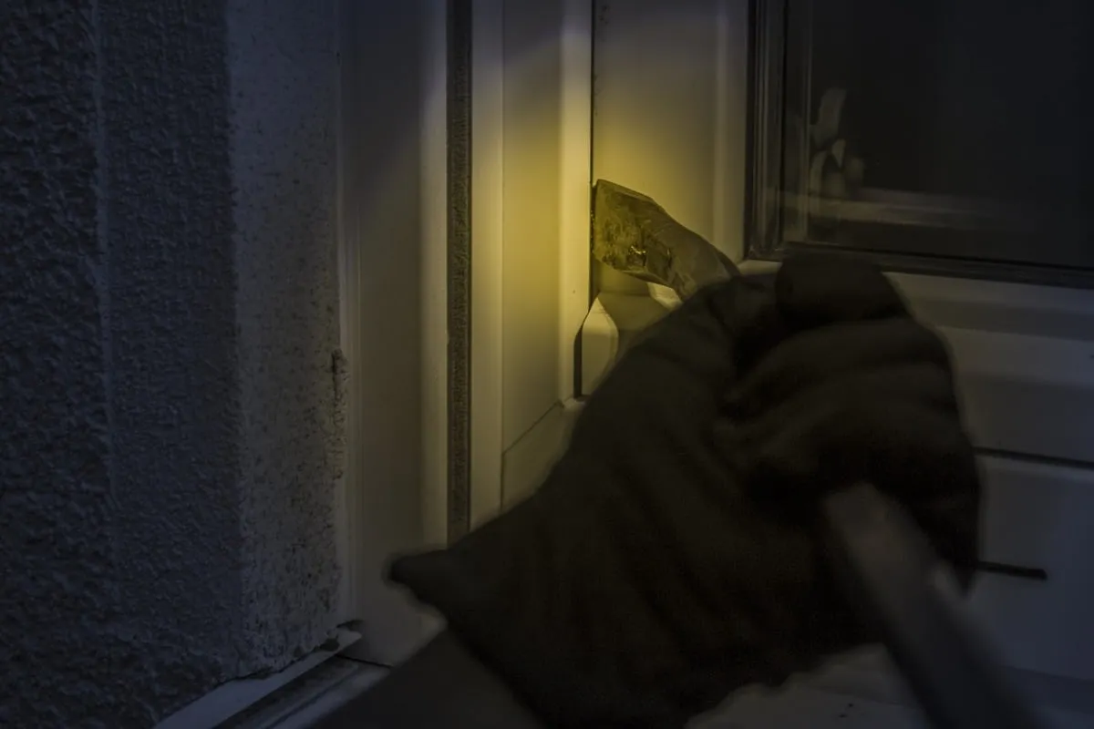 Unbekannter bricht in Verbrauchermarkt in Augsburg-Pfersee ein und durchwühlt Kassenbereich