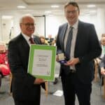 Altlandrat Hubert Hafner wird mit Verdienstmedaille des Landkreises Günzburg geehrt