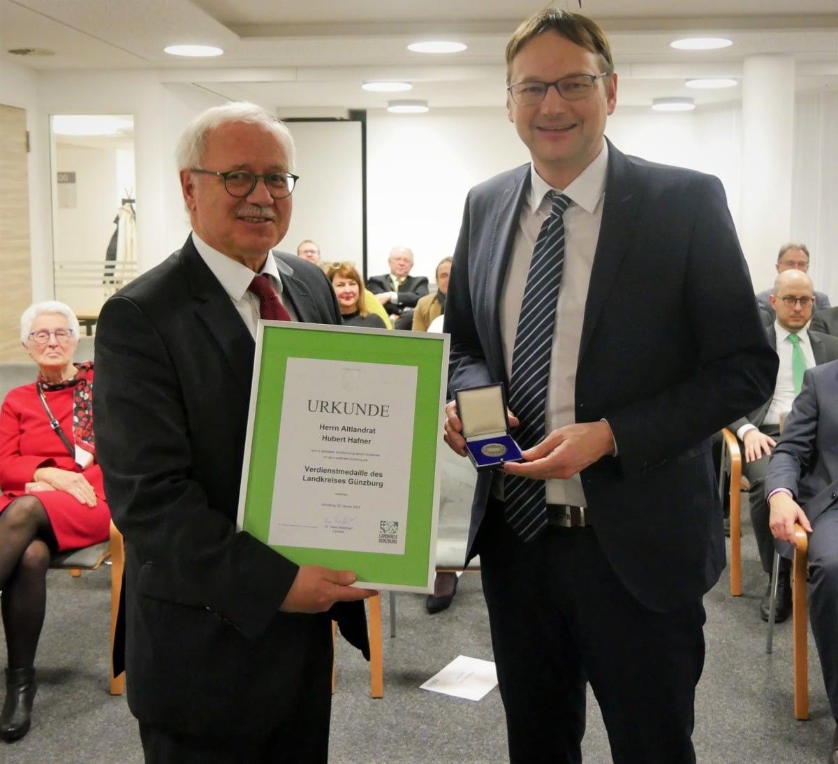Altlandrat Hubert Hafner wird mit Verdienstmedaille des Landkreises Günzburg geehrt
