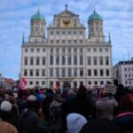 Mehrere hundert Menschen demonstrieren in Augsburg gegen Rechtsextremismus