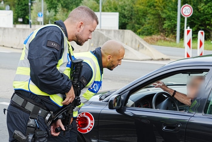 A94 bei Neuötting: Ein Auto voller Haftbefehle