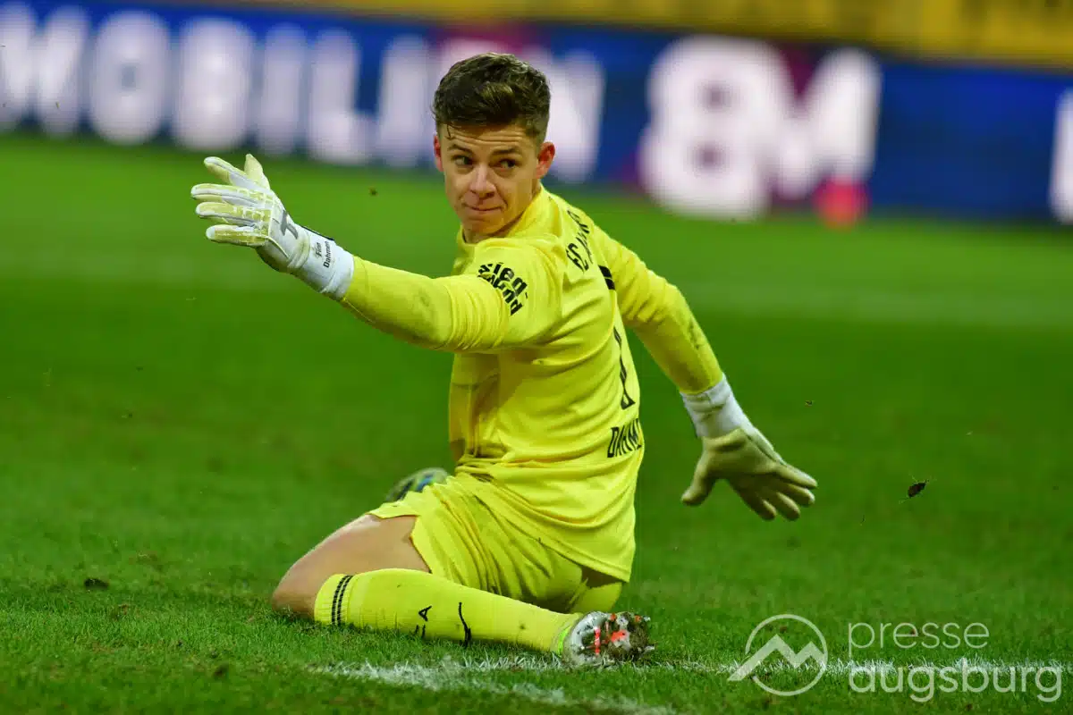 “Klassisches Pokalspiel mit dem glücklicheren Ende für uns” | Die Stimmen nach dem FCA-Sieg im Pokal in Karlsruhe