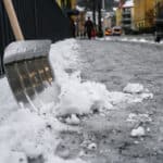 Am Schneeschieben führt kein Weg vorbei – Wann ist der Griff zu Schaufel und Besen nötig?