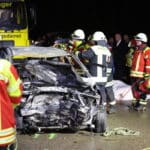 Horrorunfall auf der B16 bei Burgheim |  58-Jährige verbrennt in Auto – 18-Jährige wird schwer verletzt