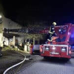 Burgheim | Sechs Verletzte nach Zimmerbrand – Schwerverletzte Person kommt mit Rettungshubschrauber in Klinik