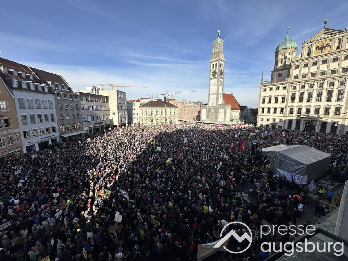 Galerie | Rund 24.000 Menschen demonstrieren in Augsburg friedlich gegen Rechtsextremismus und für Toleranz Galerie | Rund 24.000 Menschen demonstrieren in Augsburg friedlich gegen Rechtsextremismus und für Toleranz