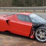 A99 Richtung Lindau | Ferrari kracht bei Neuherberg in Leitplanke – drei Menschen verletzt