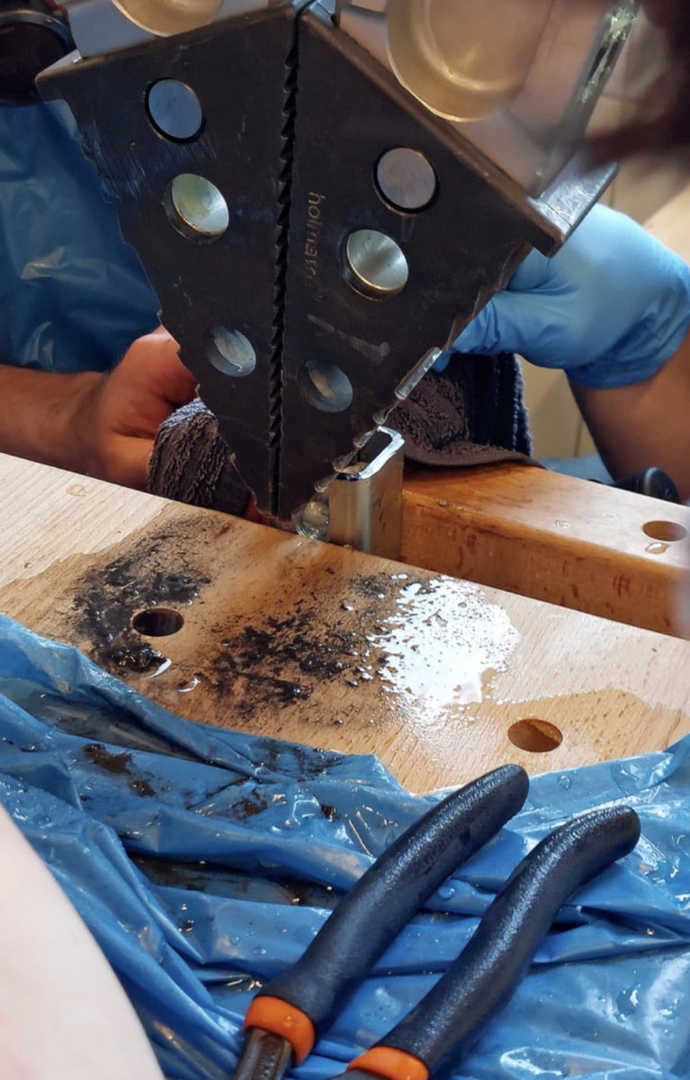 Mehrstündige Befreiungsaktion Durch Feuerwehr: Kind Steckt Mit Finger In Vierkantrohr Auf Spielplatz Fest