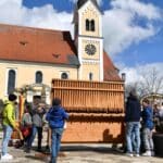 Bischof Bertram rätscht die diesjährige Rätschaktion des Bistum Augsburg in Ziemetshausen ein