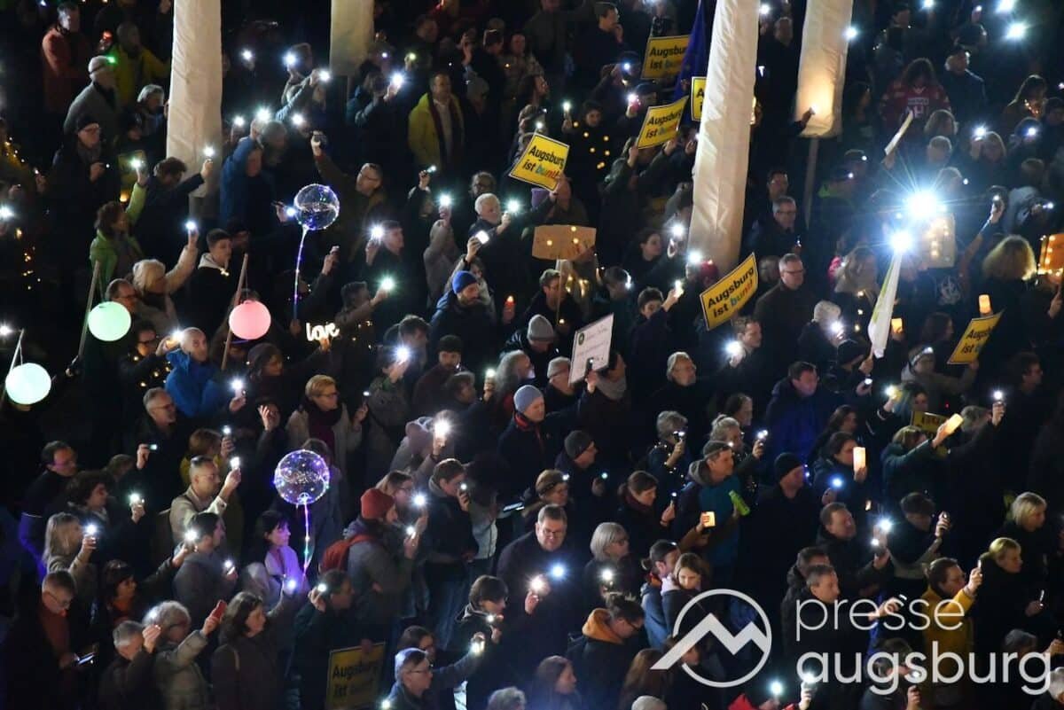 Galerie | Rund 7500 Menschen verwandeln den Augsburger Rathausplatz in ein Lichtermeer für Demokratie Galerie | Rund 7500 Menschen verwandeln den Augsburger Rathausplatz in ein Lichtermeer für Demokratie