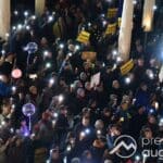 Galerie | Rund 7500 Menschen verwandeln den Augsburger Rathausplatz in ein Lichtermeer für Demokratie