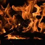 Rußbrand vorbeugen: Kaminofen richtig reinigen