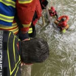 Ludwigsbrücke in München | Bauarbeiter retten Frau aus der Isar