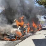 München-Moosach | Drei Autos bei Feuer komplett zerstört – zufällig anwesender Feuerwehrmann leitet erste Schritte ein