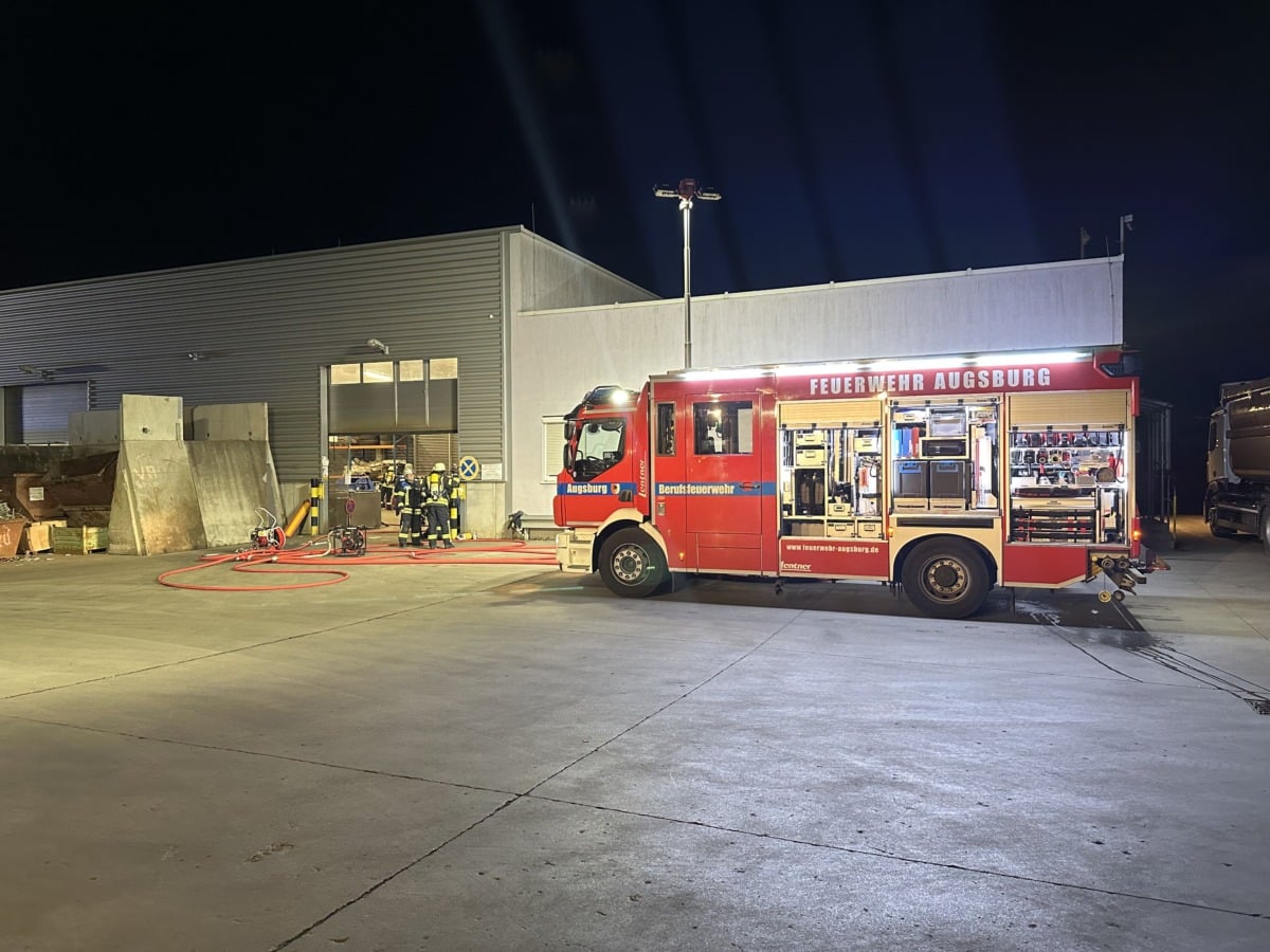 Brand einer Lagerhalle in Augsburg-Oberhausen 2 Brand Einer Lagerhalle In Augsburg-Oberhausen