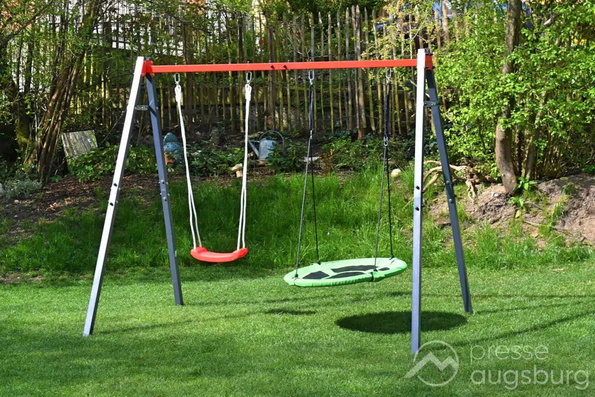 Die K-Sport Doppelte Kinderschaukel für den Garten mit Nestschaukel und Schaukel im Test