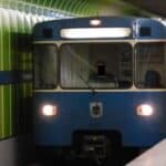 Mann stürzt in München vor einfahrende U-Bahn