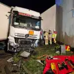 Horrorunfall in Kleve (NRW) | LKW quetscht Kleinbus gegen Hauswand – 2 Tote