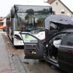 Auf B13 in Reichertshausen | Auto kracht frontal in Linienbus – 61-jähriger Autofahrer stirbt im Krankenhaus