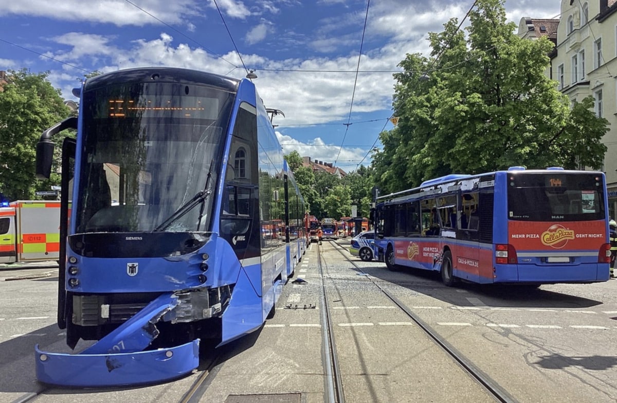 München | Schwerer Unfall zwischen Tram und Bus - 10 Personen zum Teil schwer verletzt 2 München | Schwerer Unfall Zwischen Tram Und Bus - 10 Personen Zum Teil Schwer Verletzt