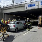 München | Mehrere Verkehrsunfälle fordern die Feuerwehr